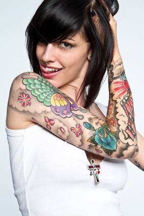 Frau mit Tattoo