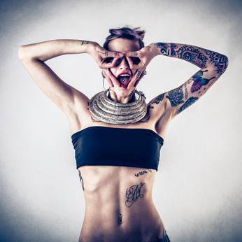 Frau mit Tattoos