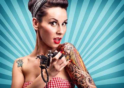 Frau mit Tattoos